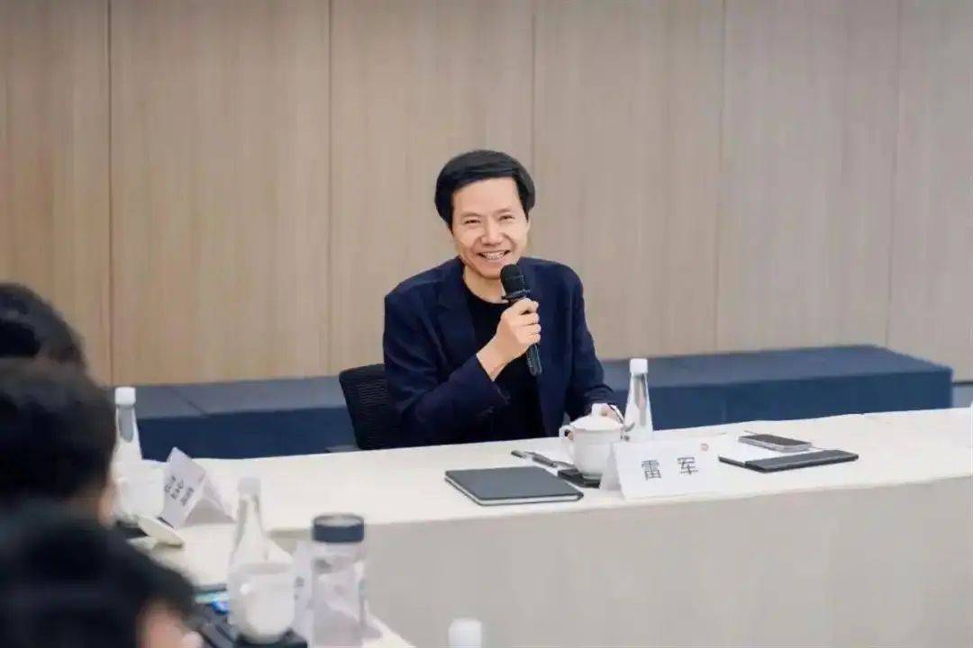 “班主任”雷军在武大召开班会，和34名雷军班同学合影大家一起比OK